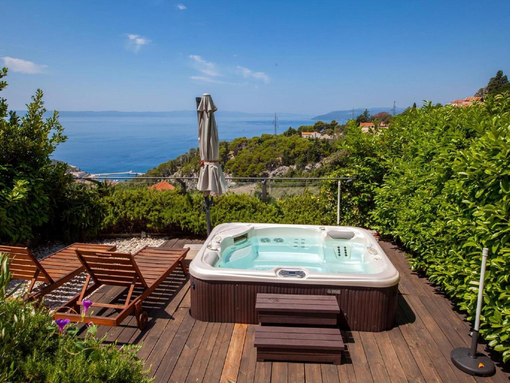 Luxurious Holiday Home In Makarska With Jacuzzi Exteriör bild